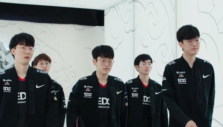 并用头球攻 并用头球攻